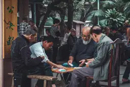 4 habitants chinois jouant aux cartes