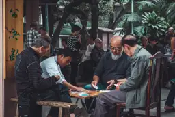 4 habitants chinois jouant aux cartes