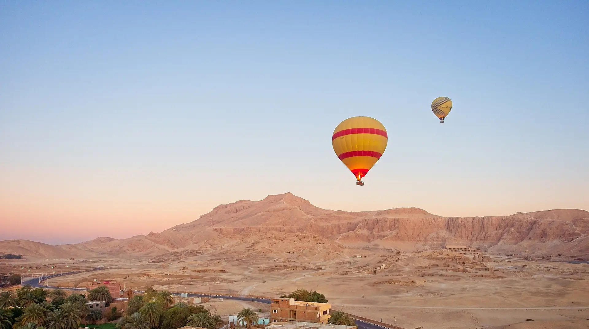 Voyage en Egypte - Vue panoramique sur des montgolfières survolant des monts égyptiens