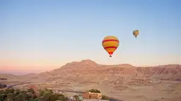 Voyage en Egypte - Vue panoramique sur des montgolfières survolant des monts égyptiens