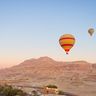 Voyage en Egypte - Vue panoramique sur des montgolfières survolant des monts égyptiens