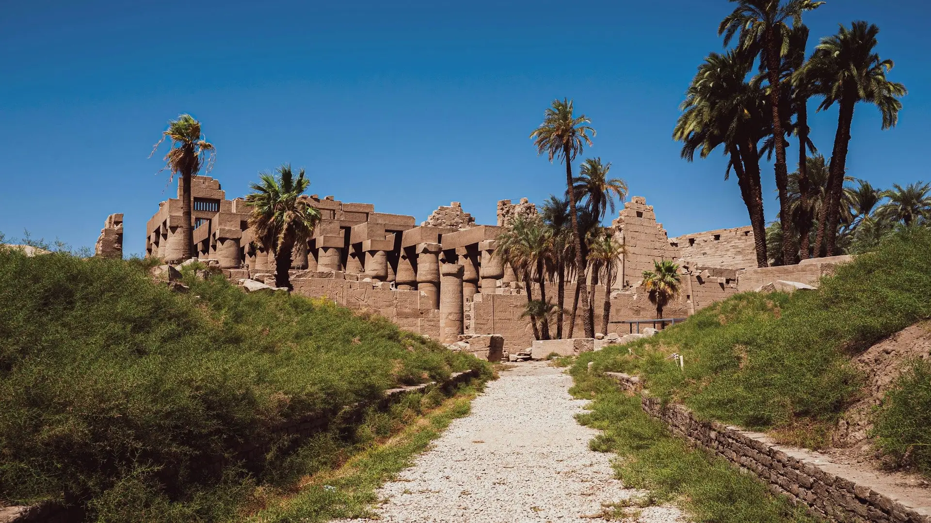 Vue lointaine du temple de Karnak