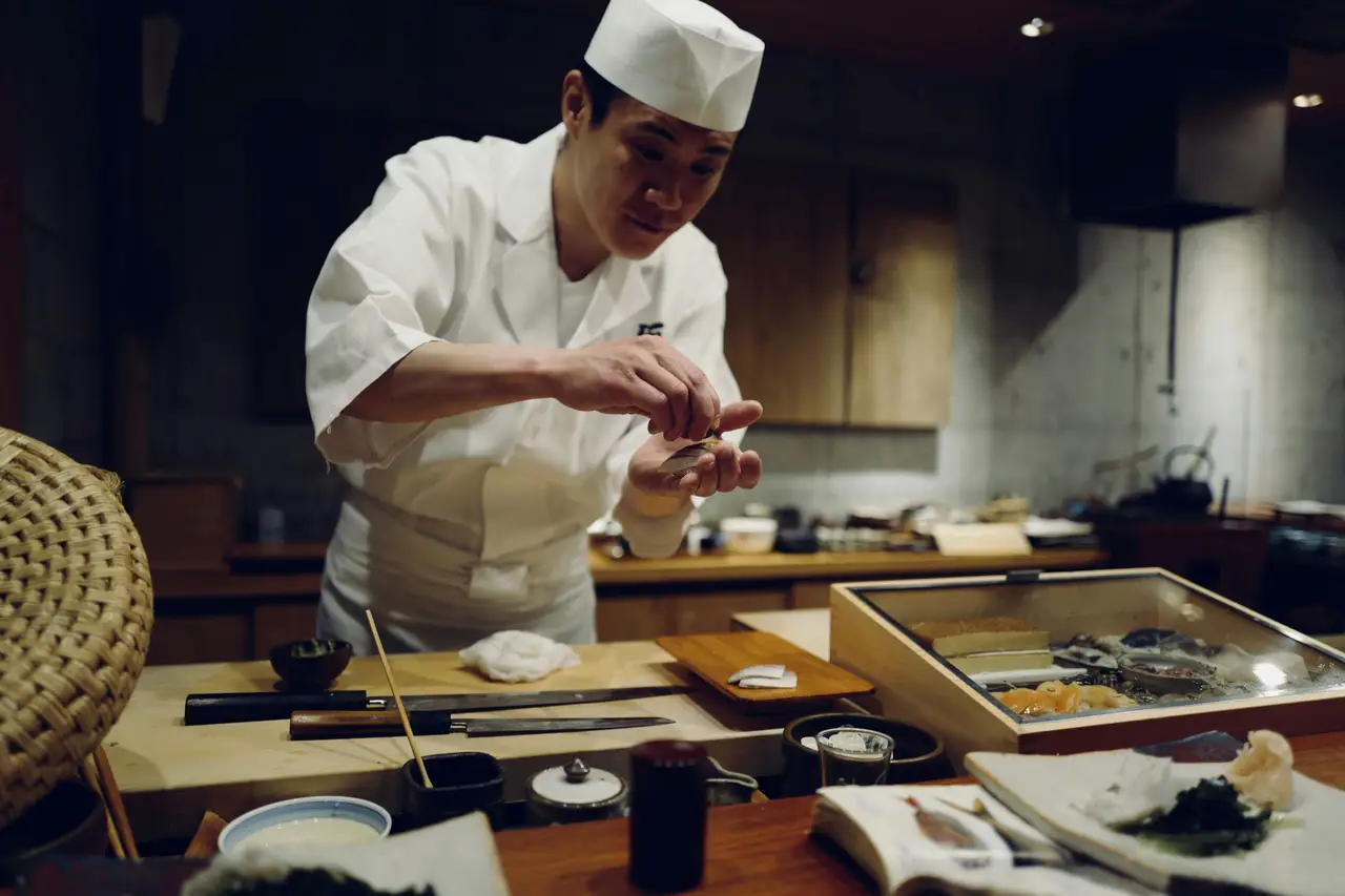 Voyage au Japon - Un chef de sushi à Tsukiji, célèbre marché au poisson de Tokyo