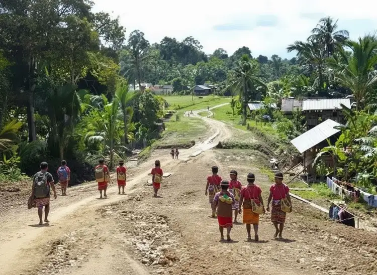 halt in Dorf bei  Poso-See - tropenwald und berge in Sulawesi