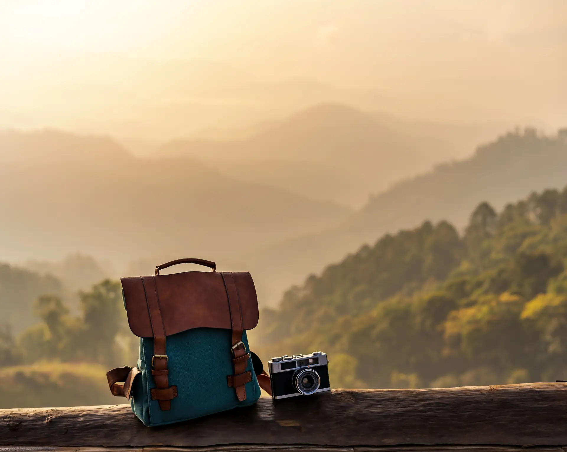 Voyage en Asie – Sac à dos et appareil photo devant un paysage montagneux, évoquant liberté et introspection du voyage solo