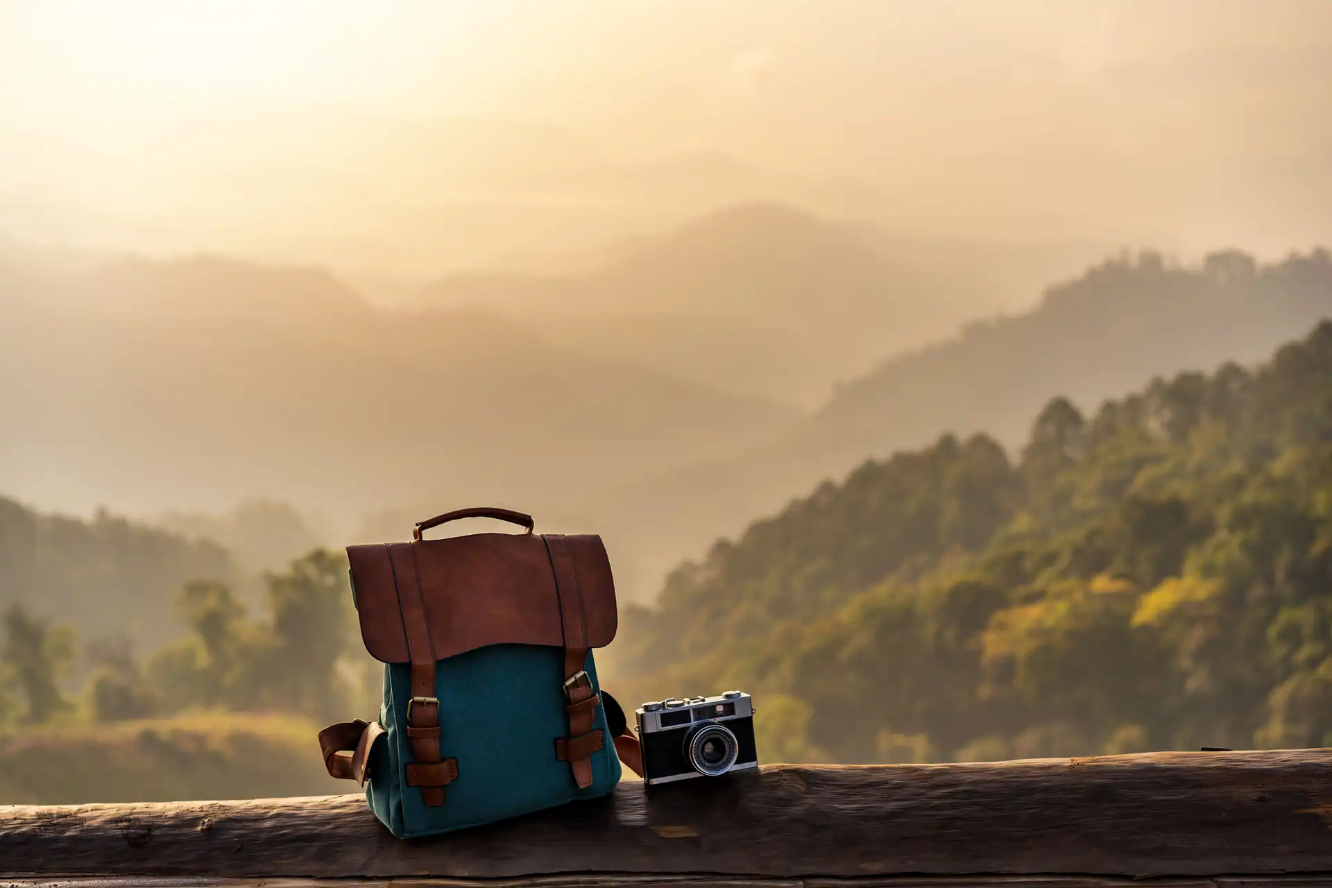 Voyage en Asie – Sac à dos et appareil photo devant un paysage montagneux, évoquant liberté et introspection du voyage solo