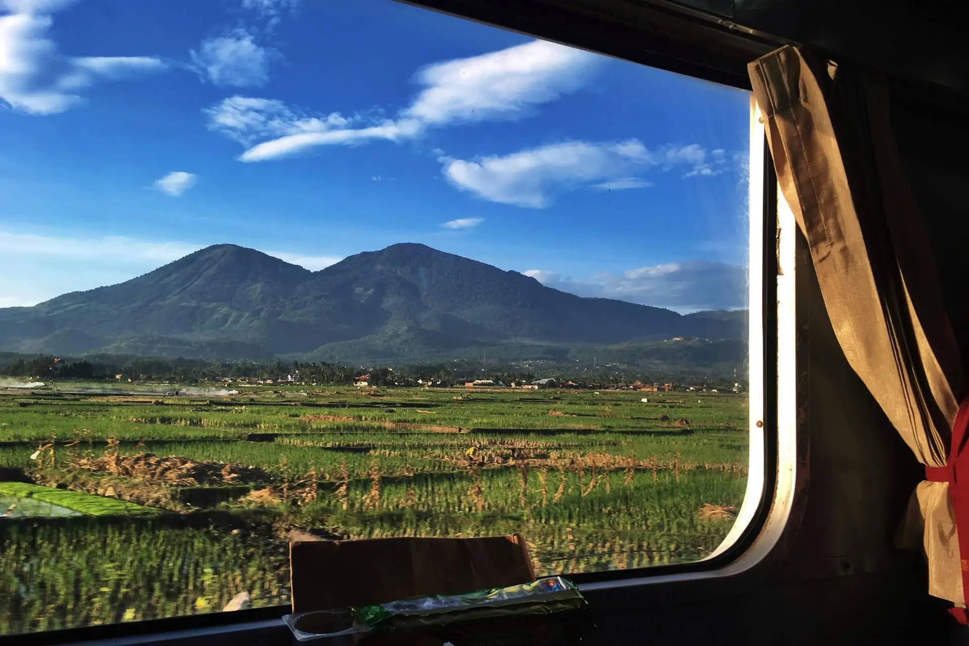 Vue depuis la fenêtre lors du train lors d'un voyage à Java