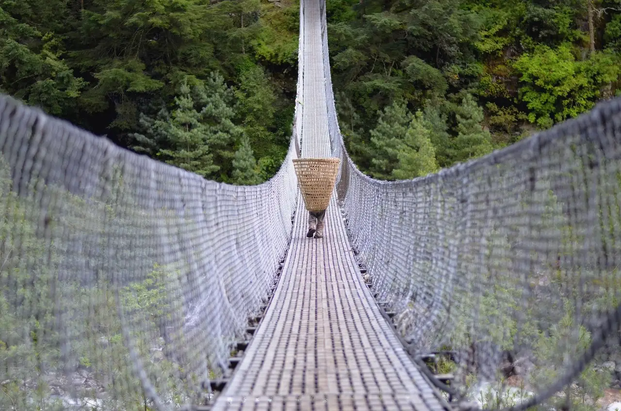Passerelle himalayenne au Népal 