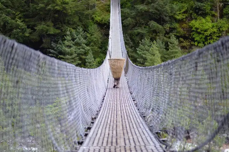 Passerelle himalayenne au Népal 