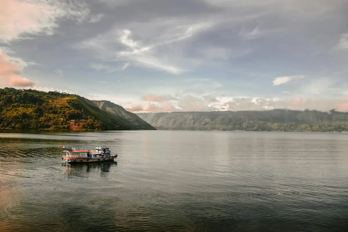 Vue panoramique du lac Toba et collines verdoyantes de Sumatra
