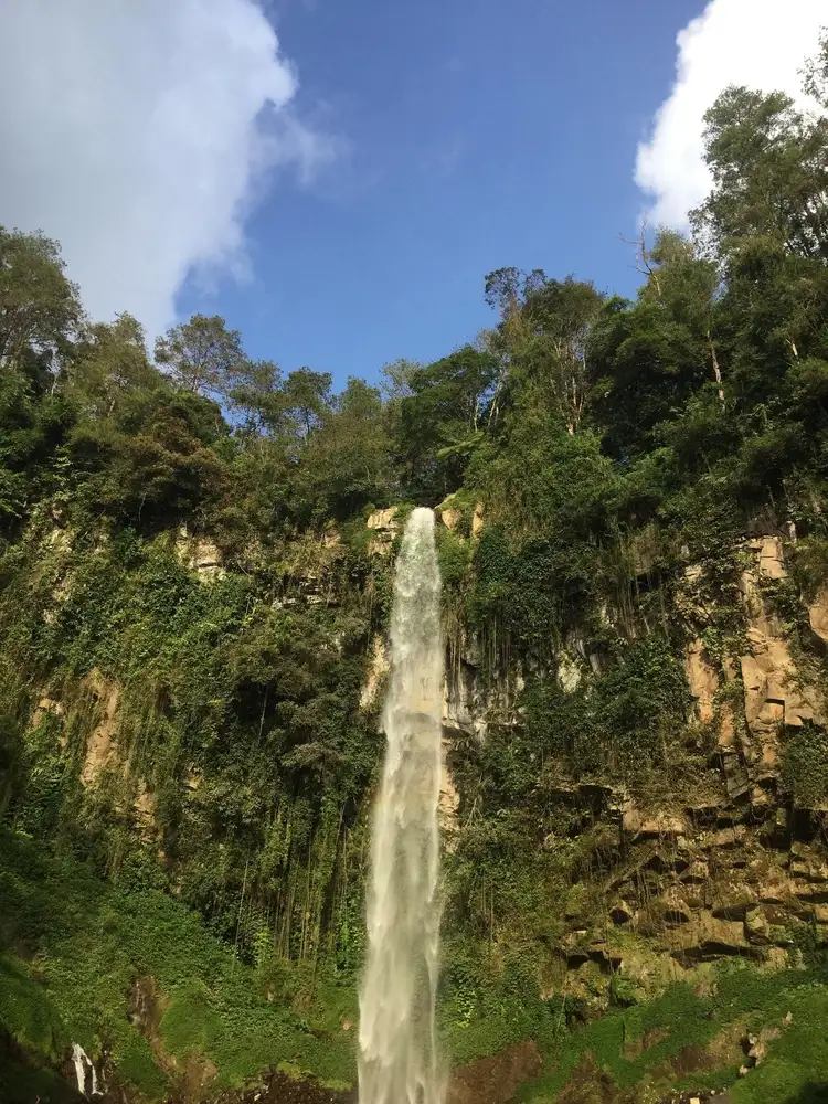 La casacade de Tumpak sewu en Indonésie