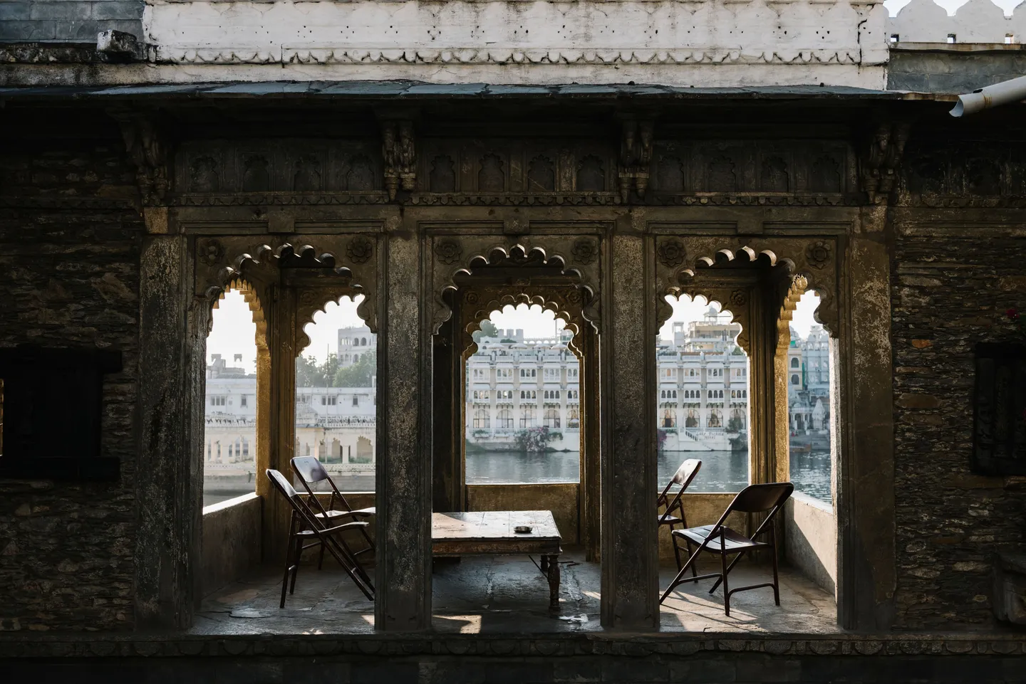 Voyage en Inde, vue sur la ville d'Udaipur depuis le balcon d'un hôtel au Rajasthan
