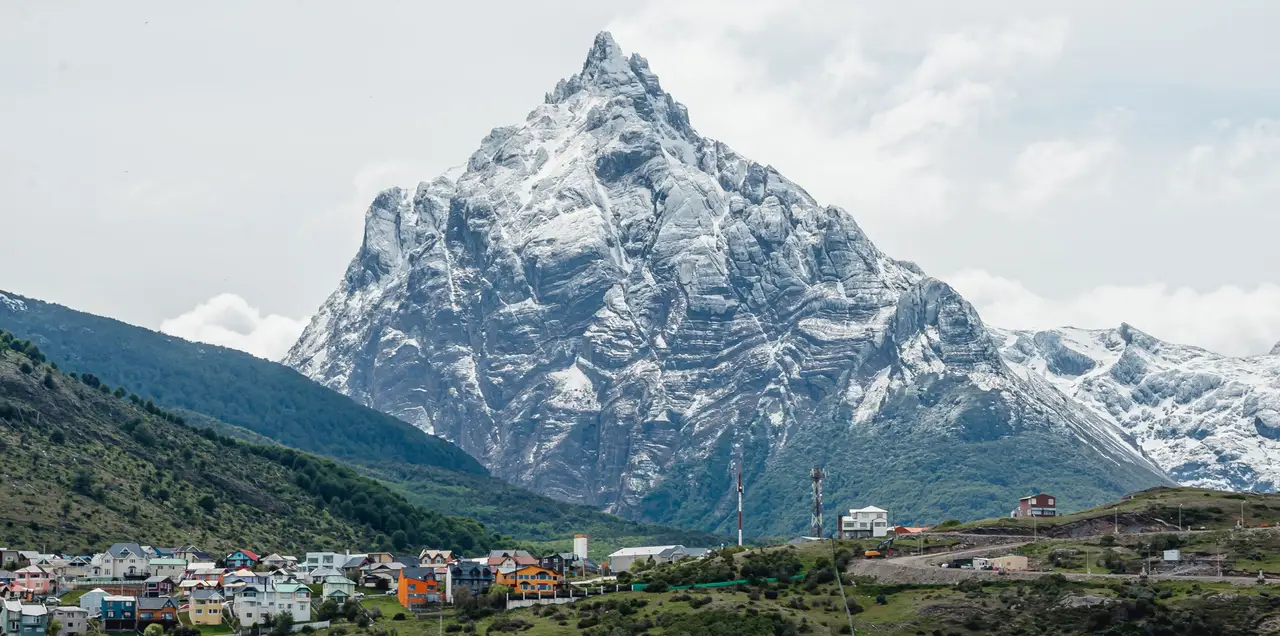 Voyage en Argentine – Vue panoramique sur la ville d'Ushuaia et les montagnes enneigées de la Terre de Feu.