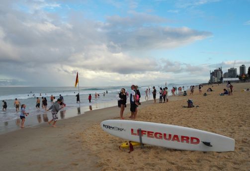 Une planche de sauvetage sur une plage de la Gold Coast, illustrant les essentiels à emporter pour la côte australienne.