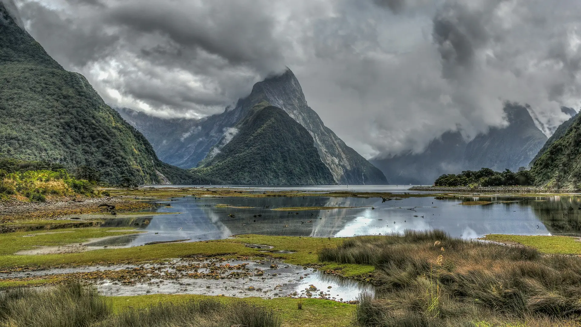 Atmosphère brumeuse sur le Mitre Peak à Milford Sound
