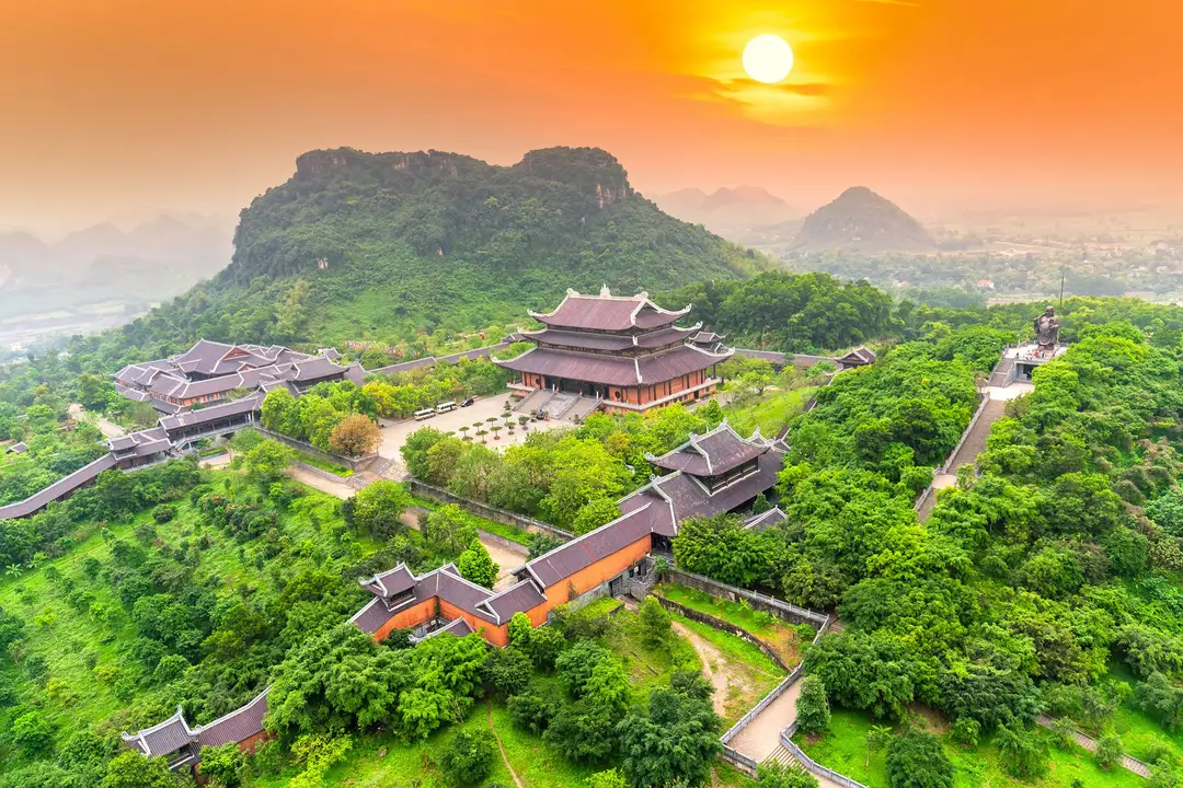 Rizières en terrasses et montagnes de Pu Luong au Vietnam enveloppées de brume au soleil couchant