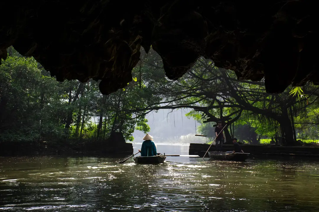 vietnam-ninh-binh-balade-en-barque.avif