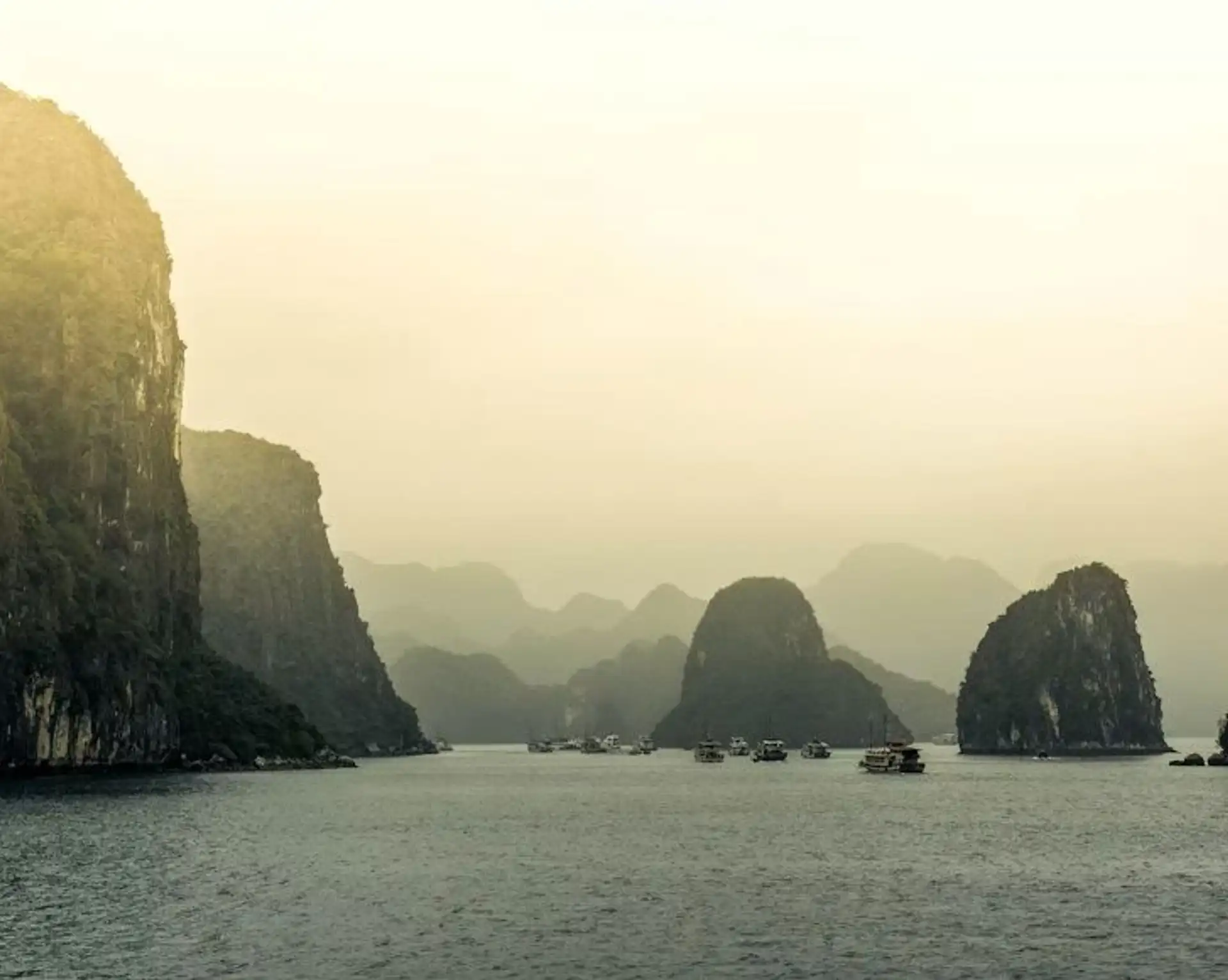 Voyage en Asie – Paysage mystique des pitons rocheux et îlots karstiques de la baie d'Halong dans la brume au Vietnam.