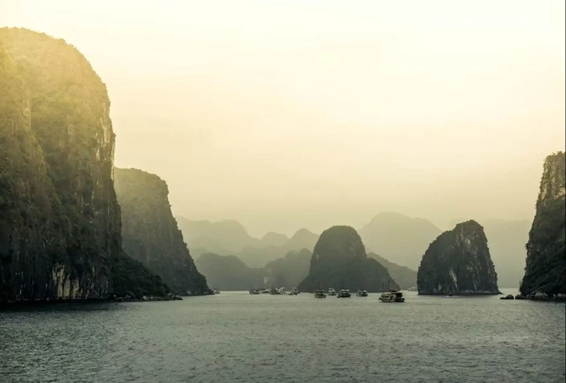 Voyage en Asie – Paysage mystique des pitons rocheux et îlots karstiques de la baie d'Halong dans la brume au Vietnam.