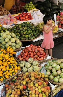 Voyage en Asie — Étal coloré d'un marché vietnamien, immersion sensorielle au cœur de la gastronomie locale avec notre expertise — Shanti Travel