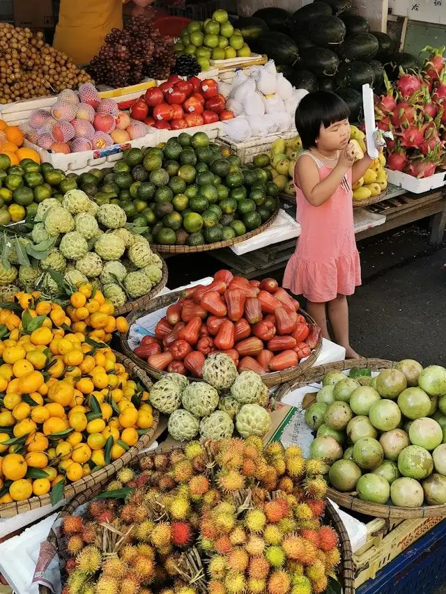 Voyage en Asie — Étal coloré d'un marché vietnamien, immersion sensorielle au cœur de la gastronomie locale avec notre expertise — Shanti Travel
