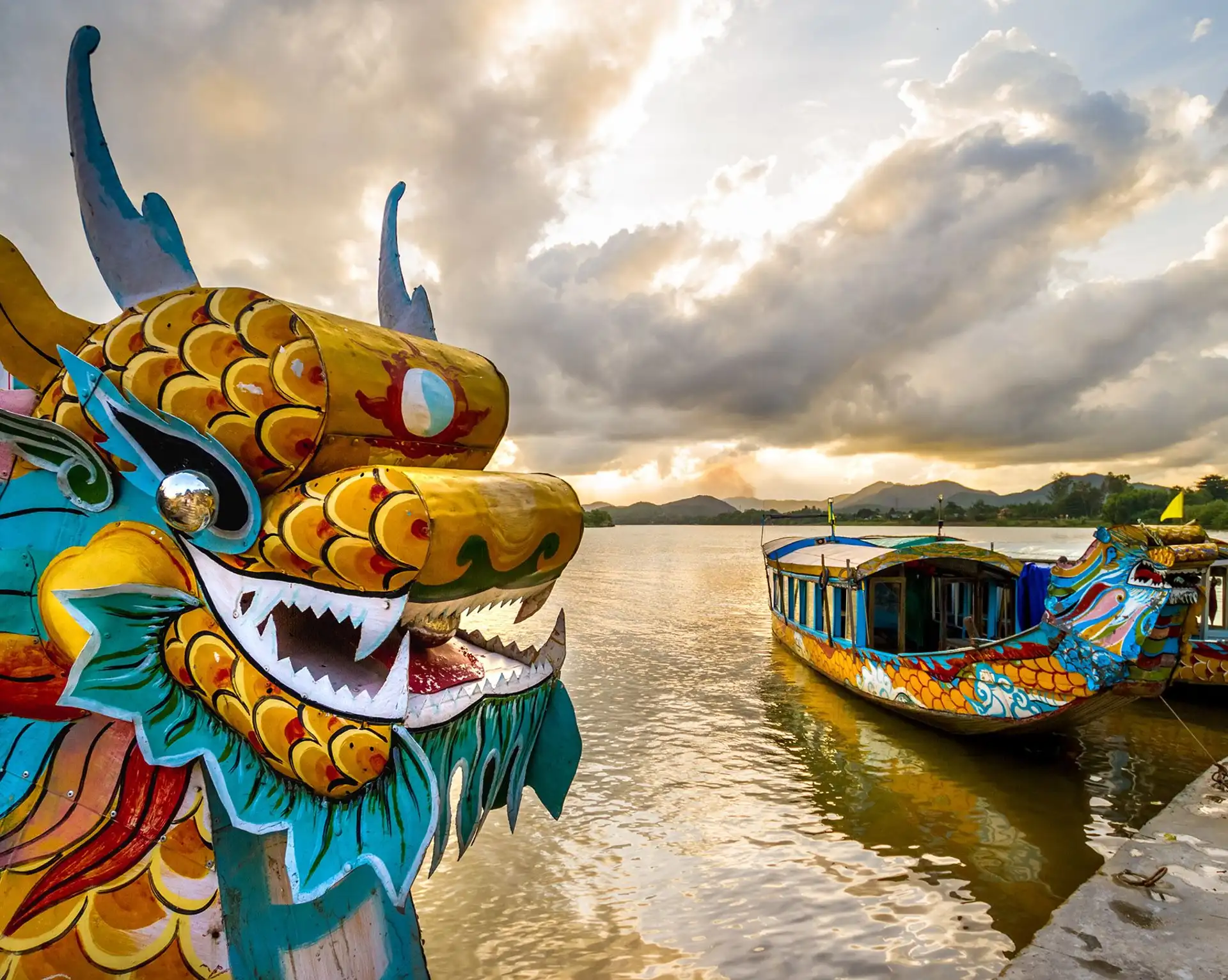 Détail d'une décoration de bateau-dragon traditionnel sur la Rivière des Parfums à Hué, une expérience culturelle immersive pour un voyage au Vietnam en famille.
