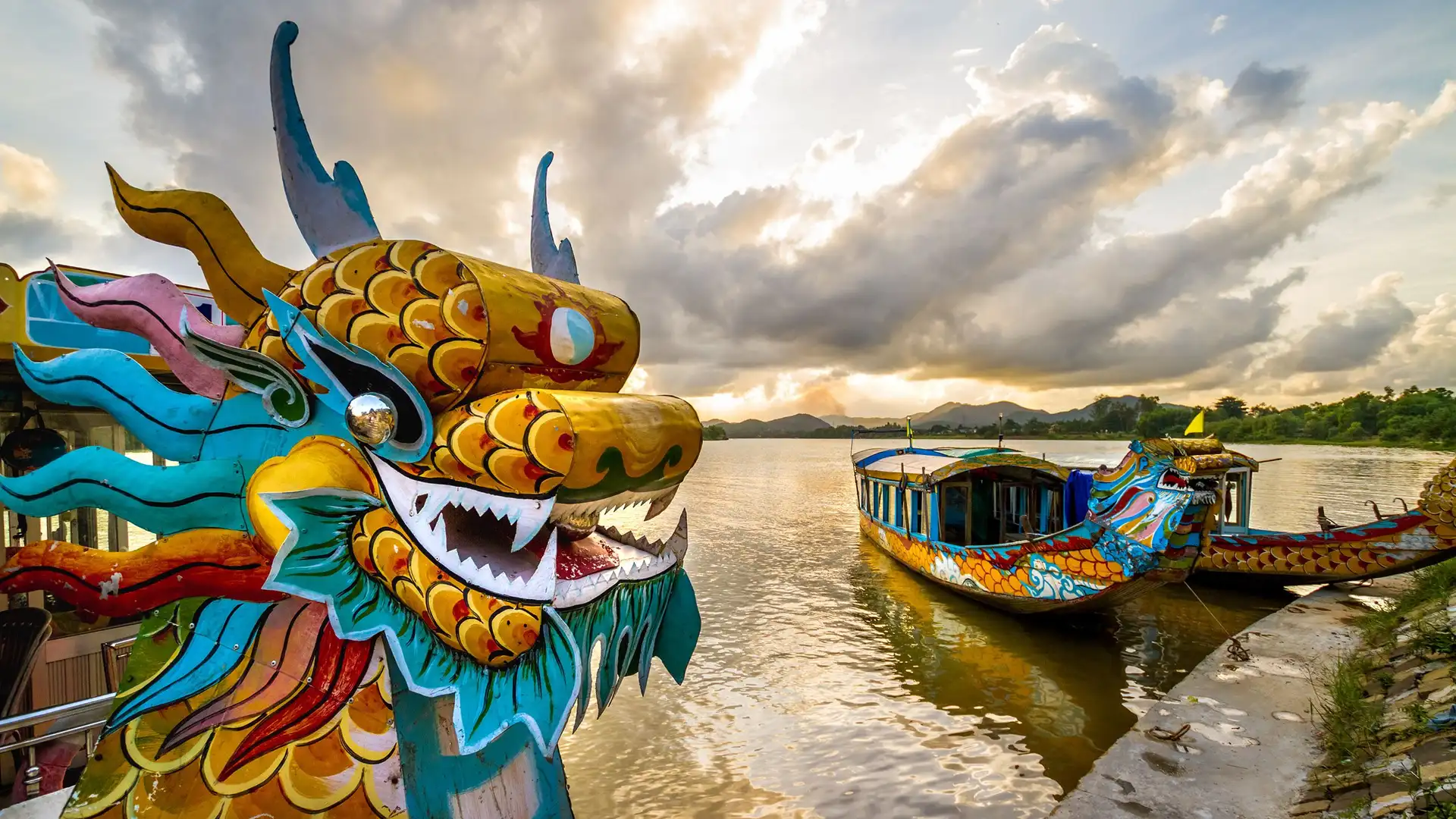 Détail d'une décoration de bateau-dragon traditionnel sur la Rivière des Parfums à Hué, une expérience culturelle immersive pour un voyage au Vietnam en famille.