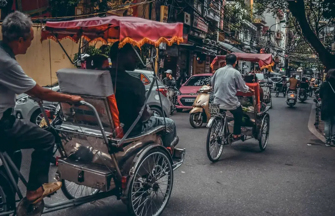 vietnam-hanoi-cyclo-pousse.avif