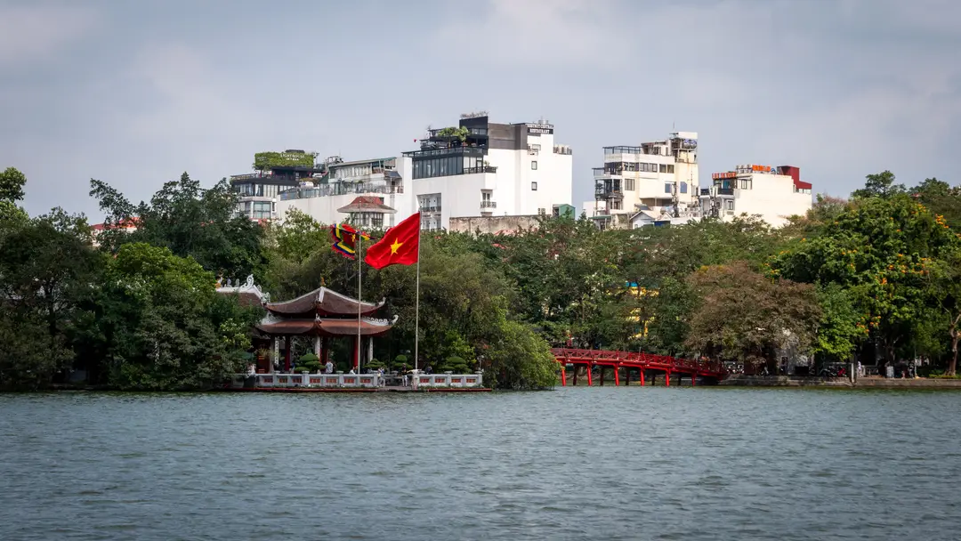 Vue paisible du lac Hoan Kiem avec son célèbre pont rouge menant au temple Ngoc Son, un havre de paix au centre de Hanoï.