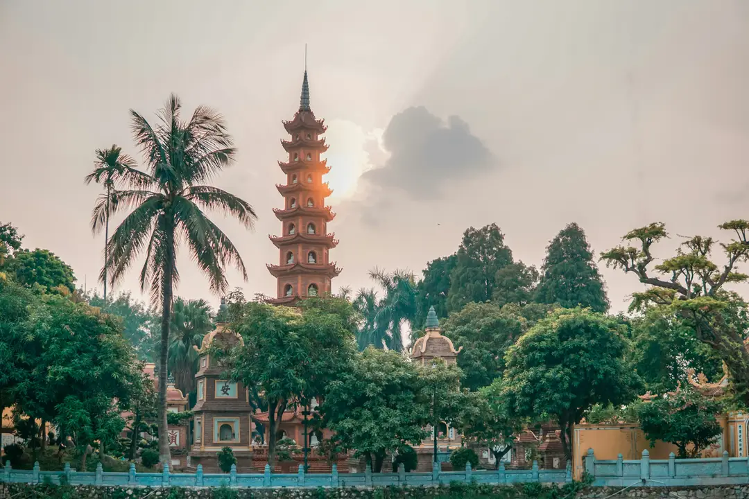 La pagode Tran Quoc majestueuse au coucher du soleil, située au bord du Lac de l'Ouest à Hanoï.