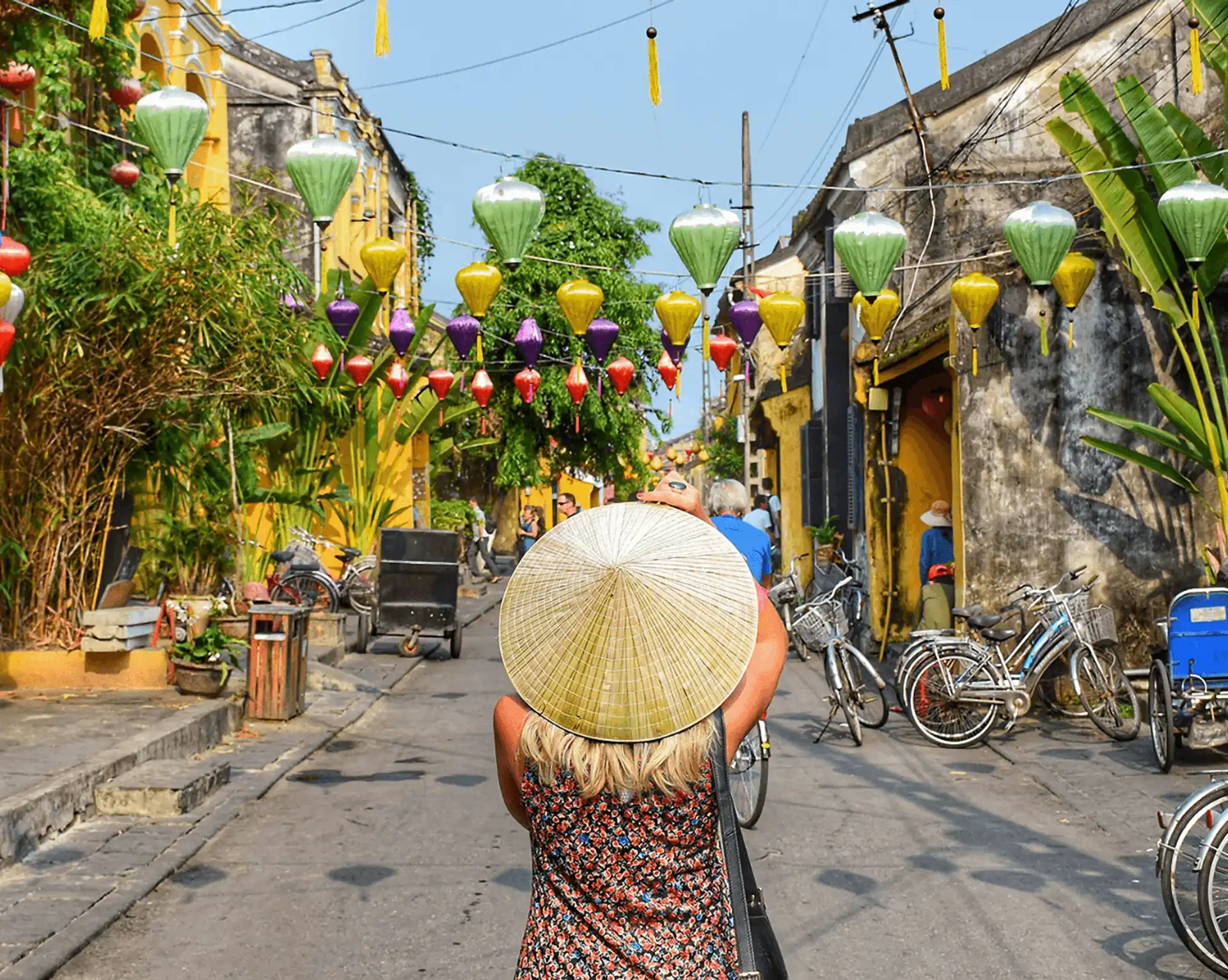 Ruelle pittoresque de la vieille ville de Hoi An bordée de maisons jaunes et de lanternes colorées au Vietnam.