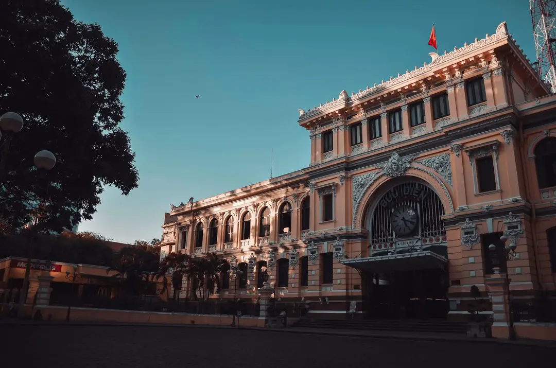 vietnam-saigon-bureau-de-poste.avif