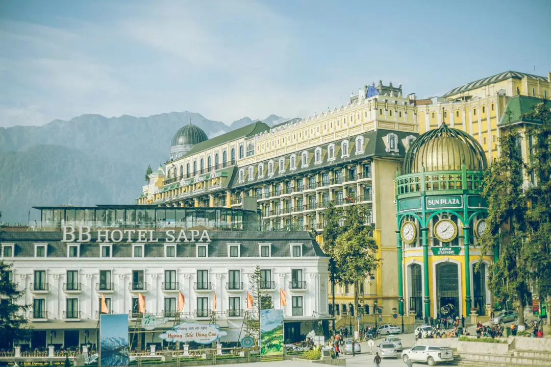 Le BB Hotel Sapa et la gare de Sun Plaza dans le centre-ville de Sapa au Vietnam