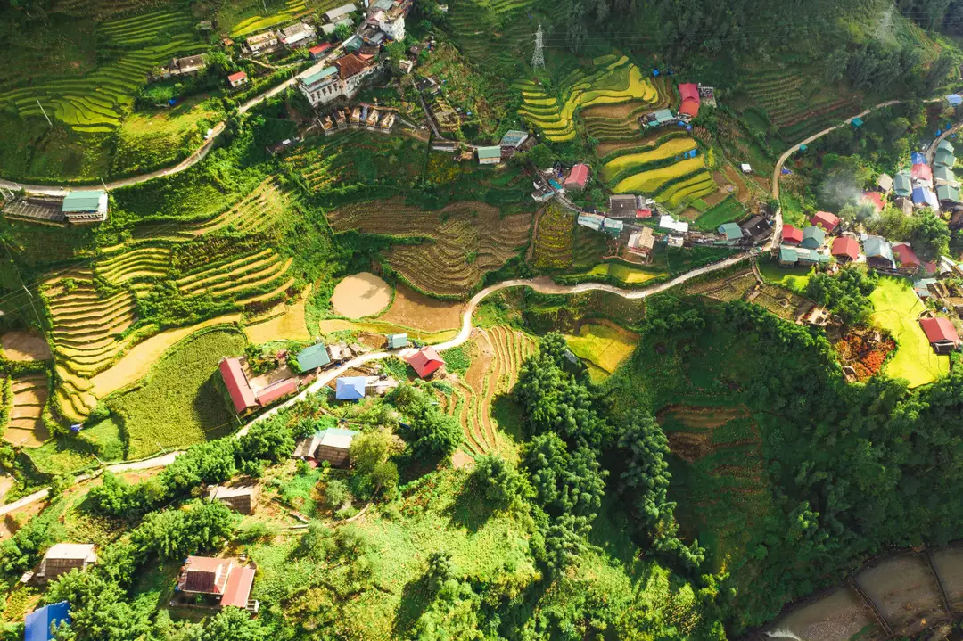 Vue aérienne des villages traditionnels et des rizières en terrasses dans la vallée de Sapa au Vietnam