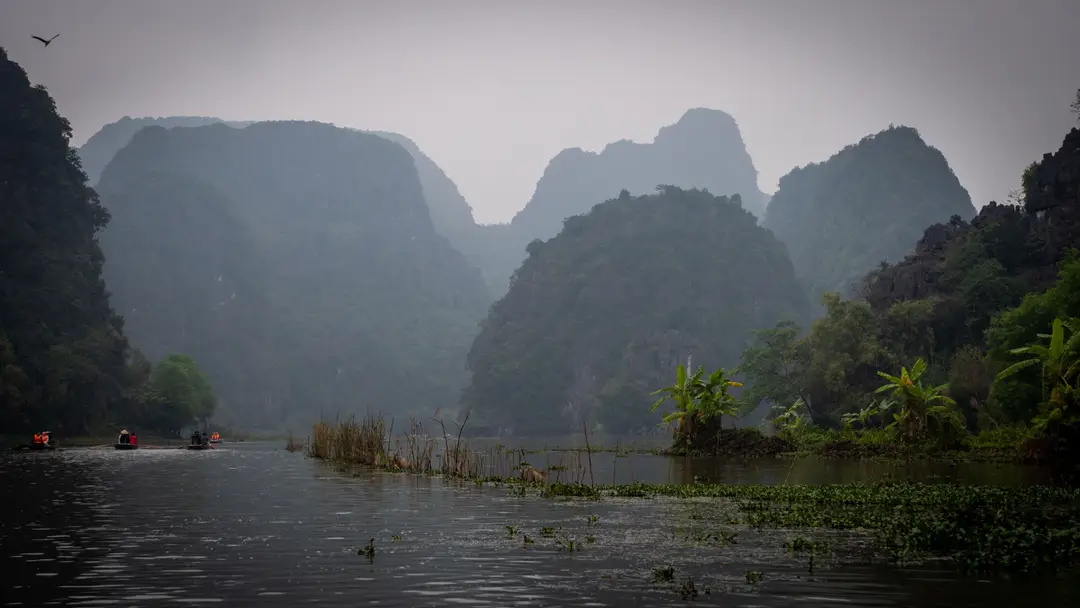 Balade en barque à Tam Coc sous la pluie