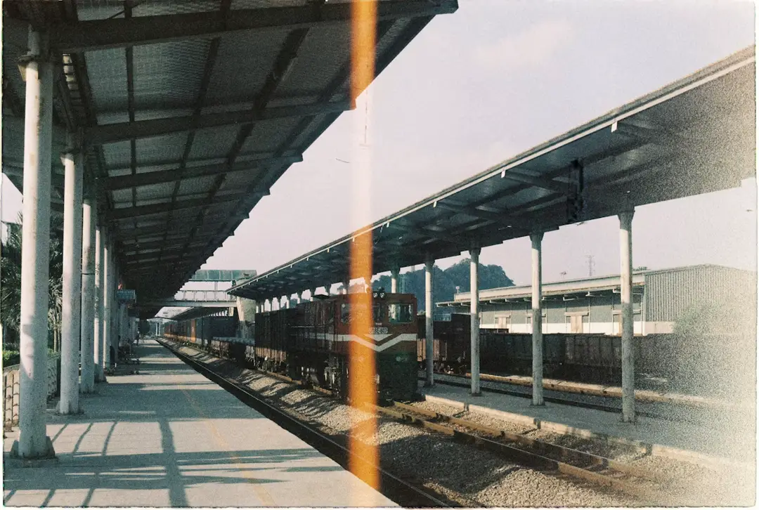 vietnam-train-ninh-binh.avif