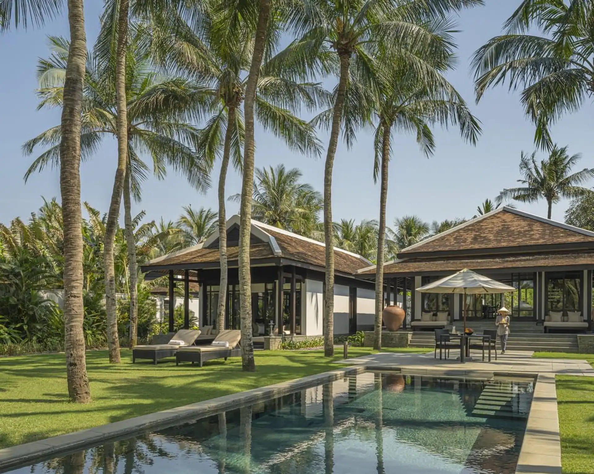 Voyage de luxe au Vietnam – Villa haut de gamme et design traditionnel au resort de prestige Four Seasons The Nam Hai à Hoi An, au cœur de jardins tropicaux.