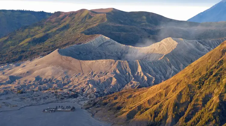 le cratere et les fumerolles du volcan Bromo 