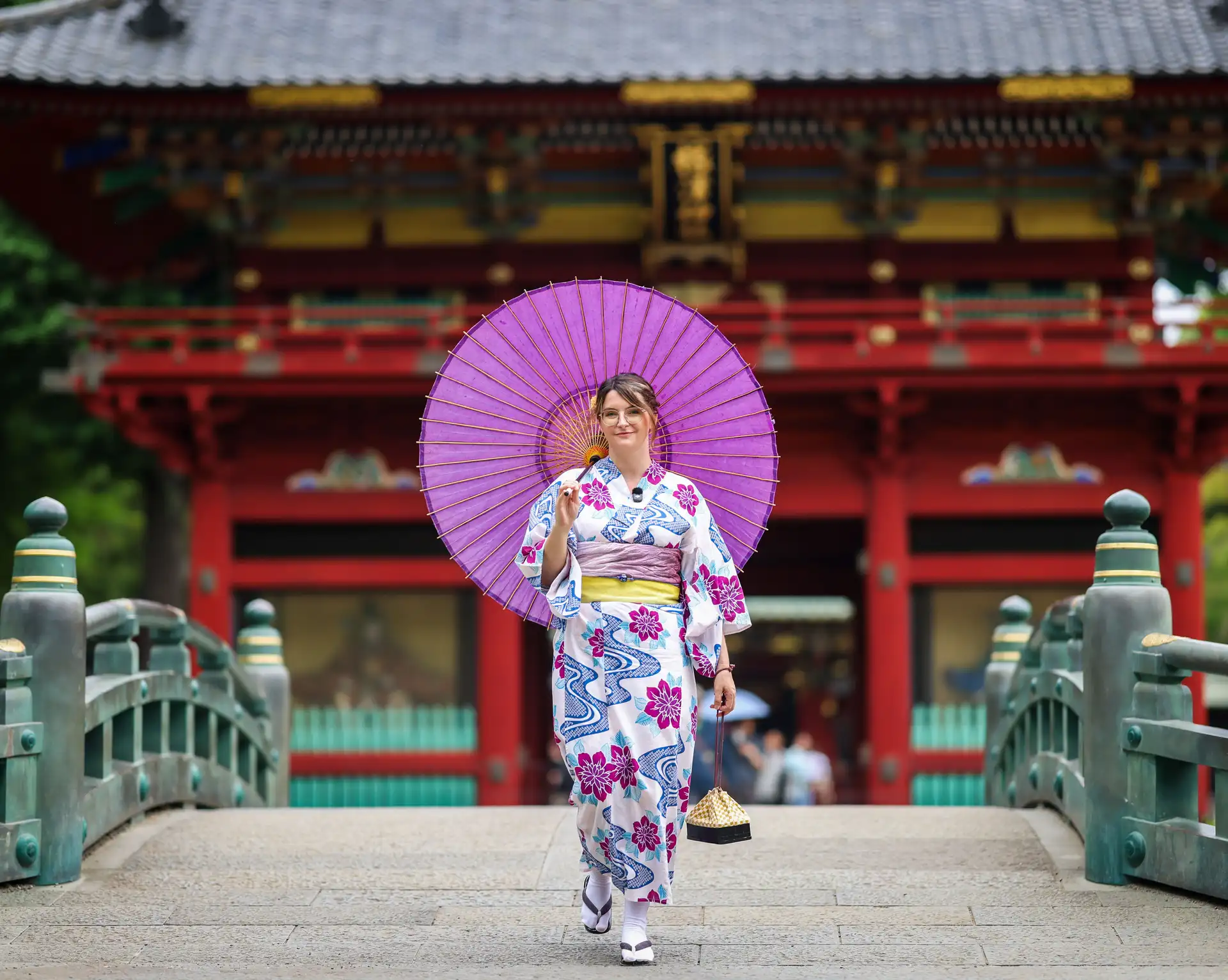 Voyage au Japon - Mégane, travel expert pour Shanti Travel à Tokyo, se promène en habits traditionnels à Nezu-jinja, un sanctuaire shinto datant de la période d'Edo.