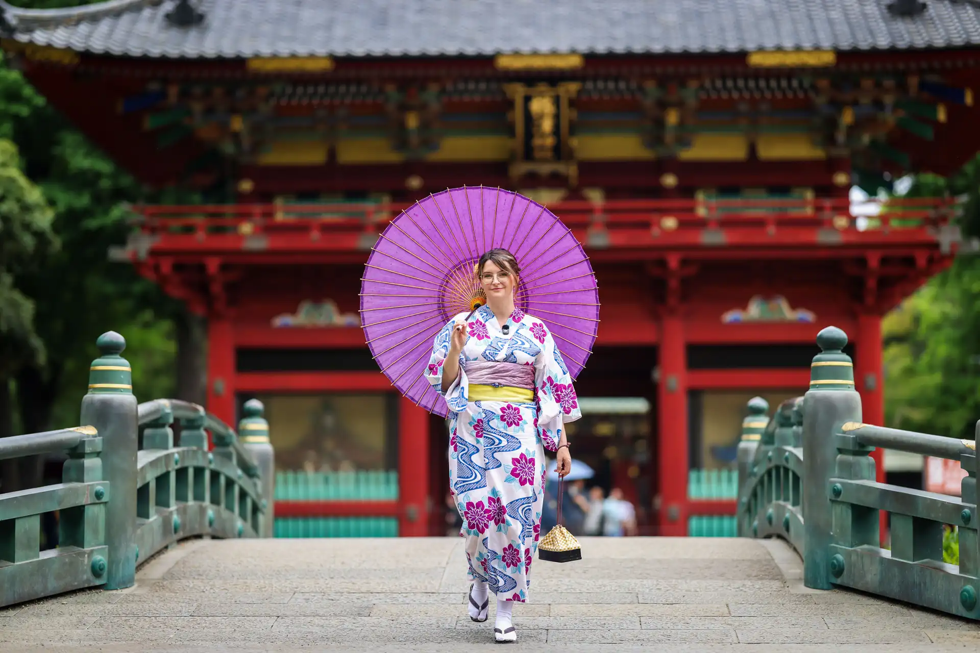 Voyage au Japon - Mégane, travel expert pour Shanti Travel à Tokyo, se promène en habits traditionnels à Nezu-jinja, un sanctuaire shinto datant de la période d'Edo.