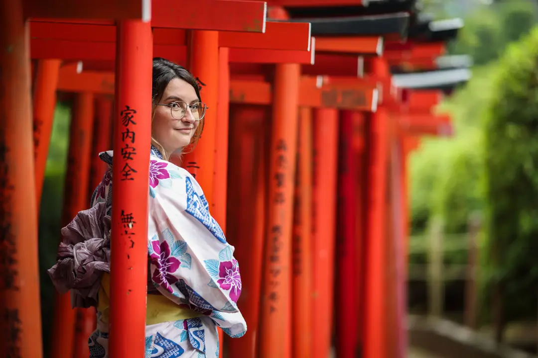Voyage au Japon - Mégane, travel expert pour Shanti Travel à Tokyo, se promène en habits traditionnels à Nezu-jinja, un sanctuaire shinto datant de la période d'Edo.