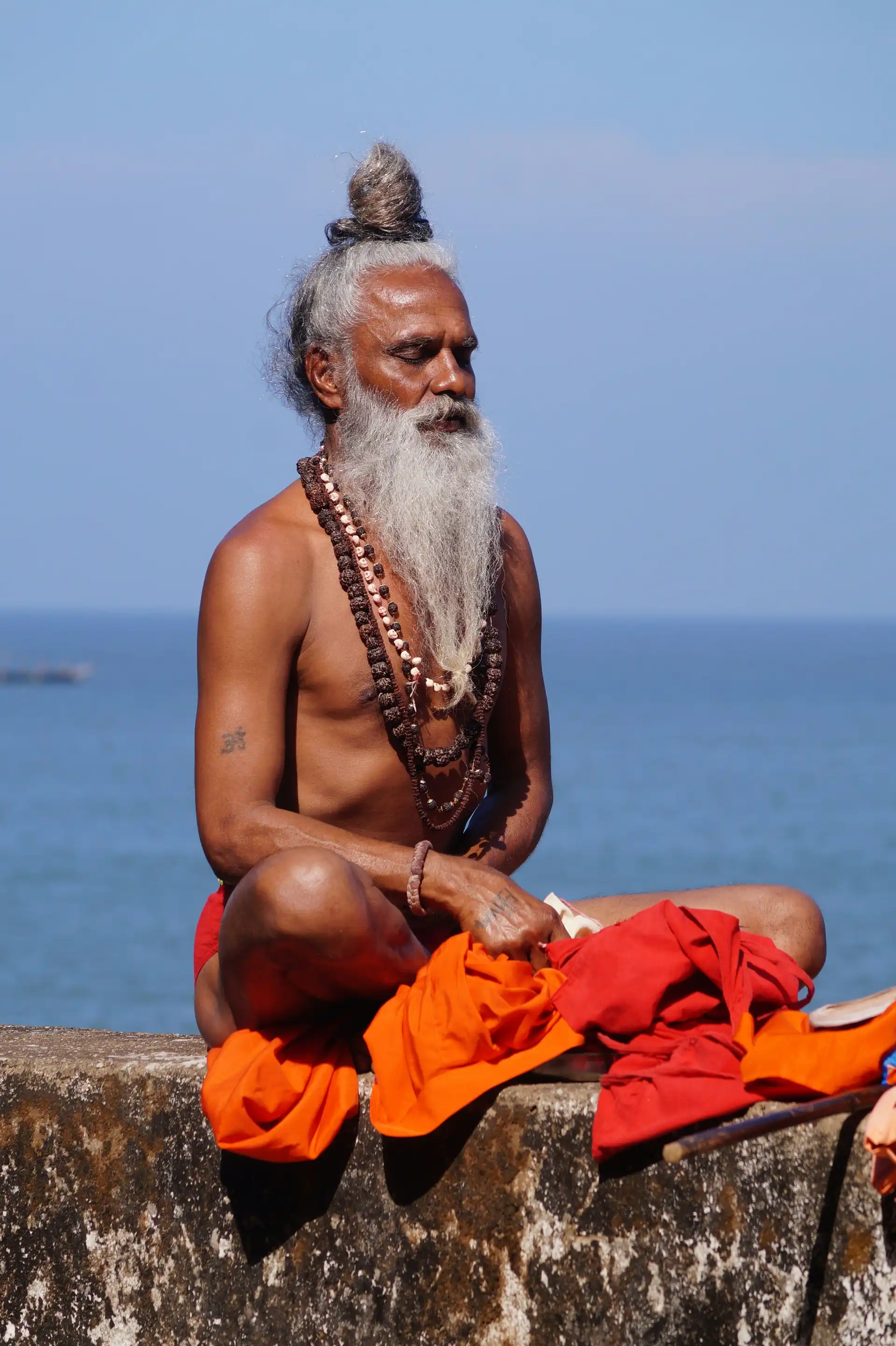 Homme hindou pratiquant la méditation