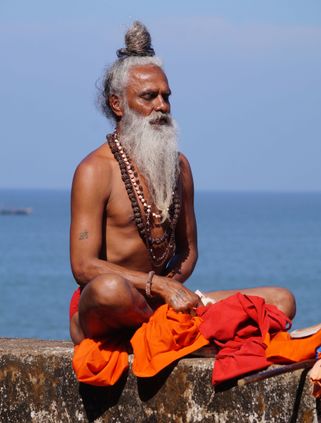Homme hindou pratiquant la méditation