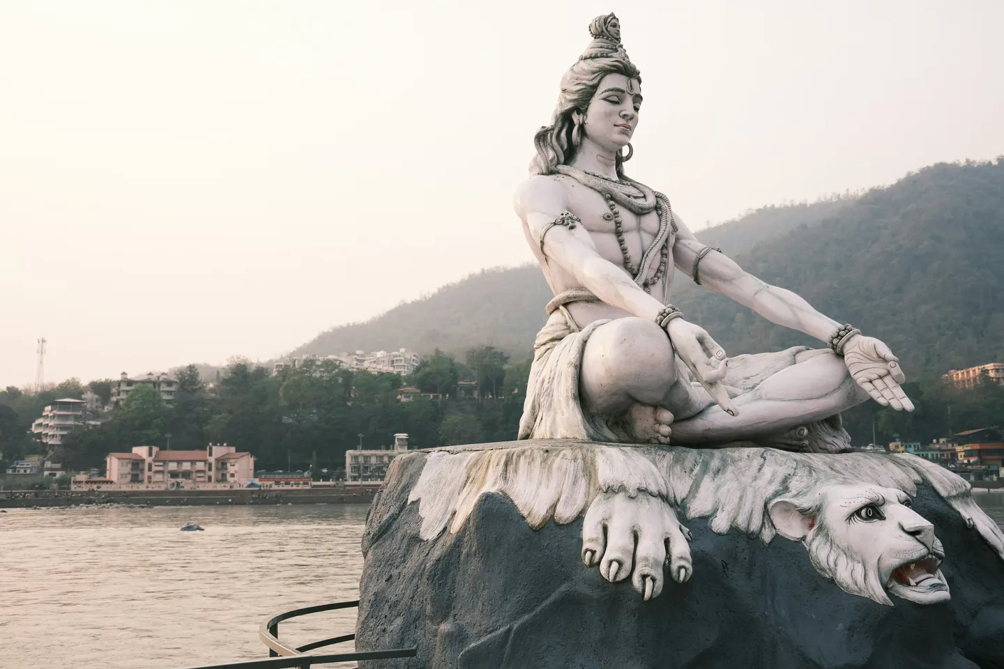 voyage en Inde - Statue monumentale du dieu Shiva en méditation au bord du Gange à Rishikesh.