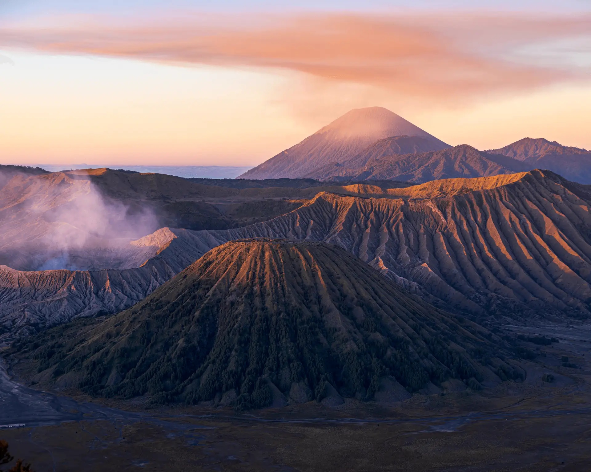 Voyage en Indonésie - lever de soleil sur le Mont Bromo, le Mont Batok et le Semeru dans la caldeira du Tengger à Java
