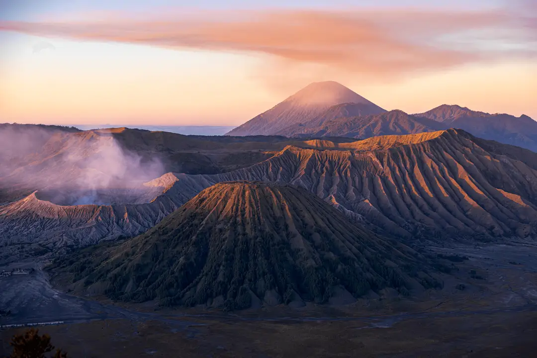 Voyage en Indonésie - lever de soleil sur le Mont Bromo, le Mont Batok et le Semeru dans la caldeira du Tengger à Java