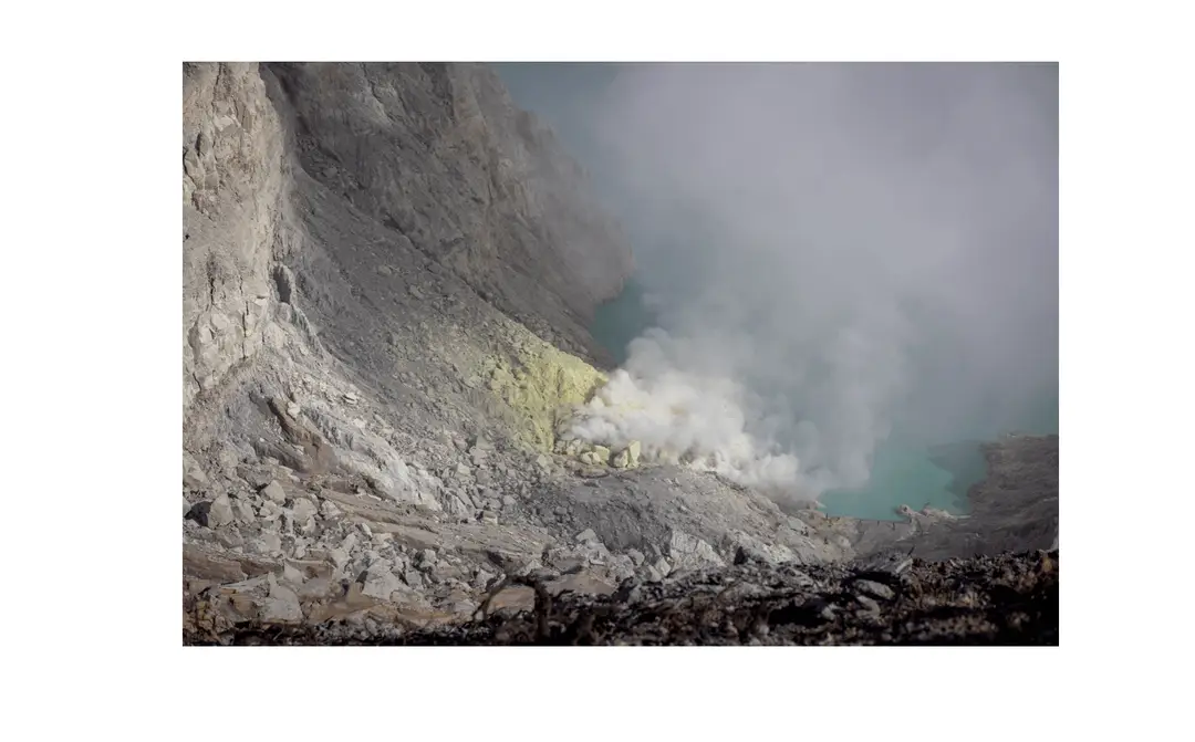 Voyage en Indonésie - fumerolles blanches s’élevant le long de la mine de soufre au fond du cratère d’Ijen