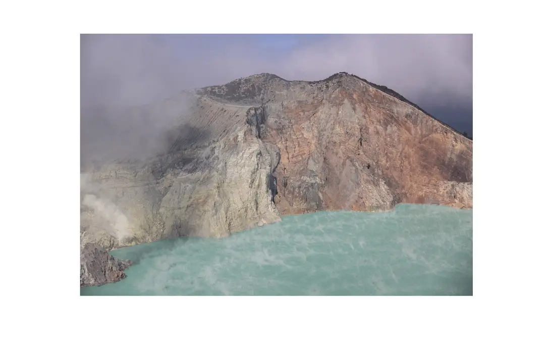 Voyage en Indonésie - fumerolles blanches s’élevant le long des parois du cratère d’Ijen