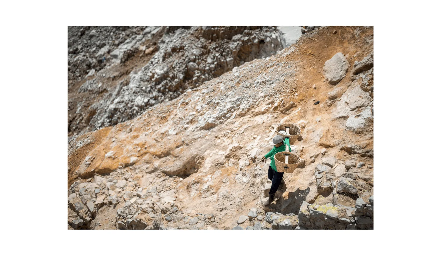Voyage en Indonésie - piste étroite et glissante descendant vers la zone de la mine au Mont Ijen Voyage en Indonésie - piste étroite et glissante descendant vers la zone de la mine au Mont Ijen