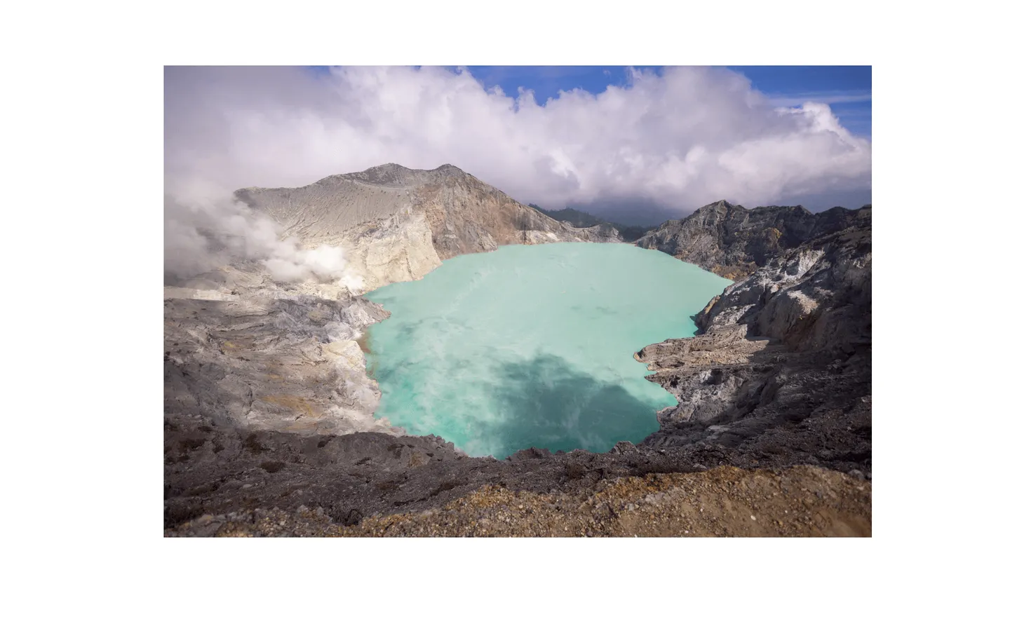 Voyage en Indonésie - lac turquoise du Mont Ijen, plus grand lac acide du monde Voyage en Indonésie - lac turquoise du Mont Ijen, plus grand lac acide du monde
